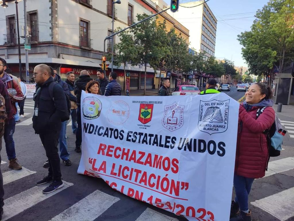 Manifestación de maestros de Tlaxcala llega a la CDMX